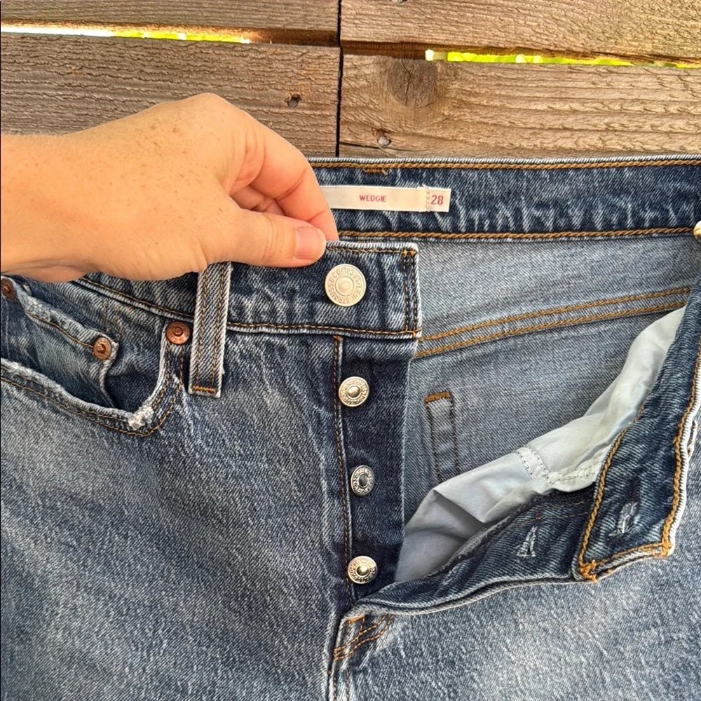 Levi's Wedgie Women’s Blue Jeans - Picture 4 of 7